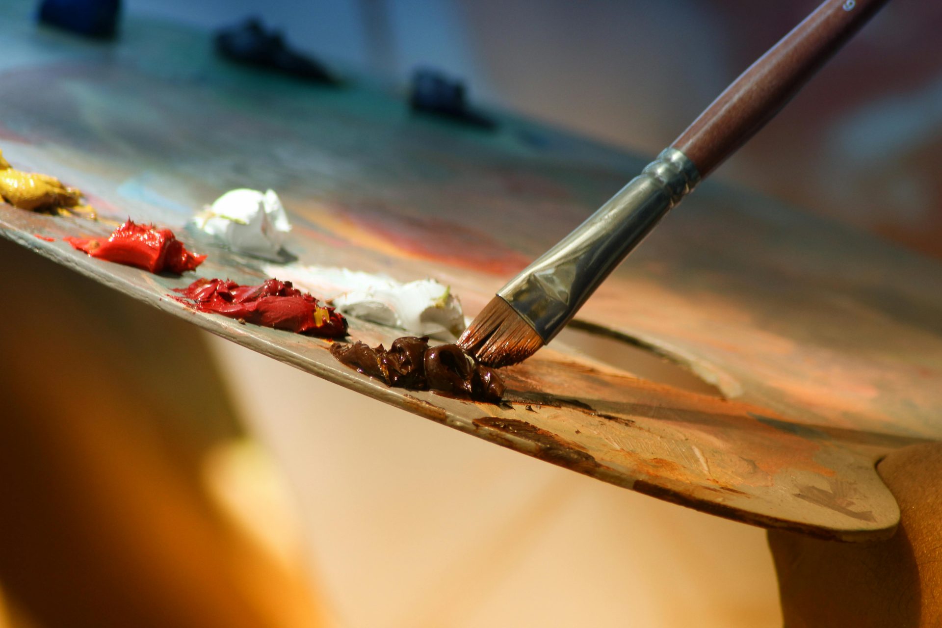 Paleta de artista vibrante con pintura y pincel que crea obras de arte coloridas.